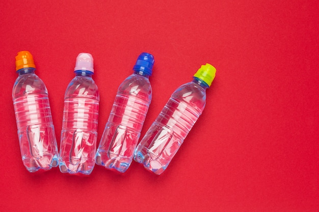 Bottiglie di plastica con acqua pura