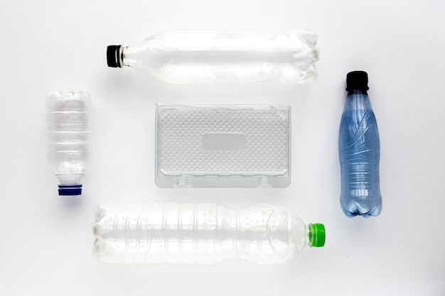 Bottiglie di plastica da riciclare, concetto Knolling