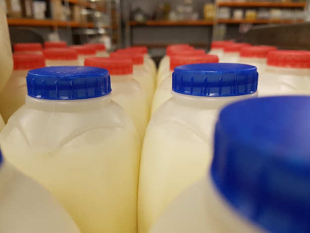 Bottiglie di plastica disposte