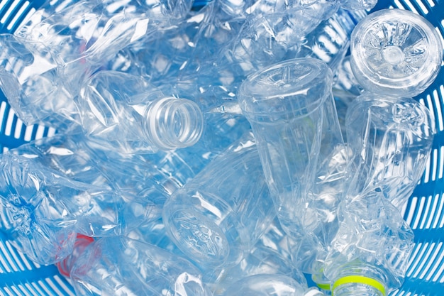 Bottiglie di plastica nel cestino dei rifiuti.