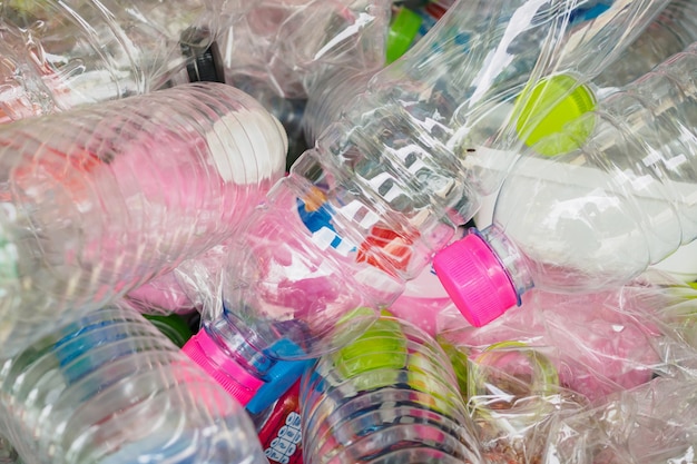 Bottiglie di plastica nella stazione di riciclaggio dei rifiuti si chiudono