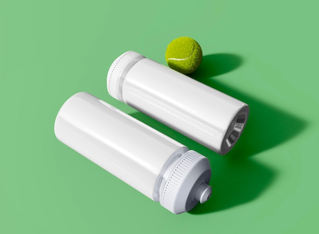 Bottiglie di plastica per lo sport con pallina da tennis