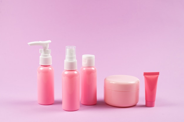 Bottiglie di plastica rosa per prodotti per l'igiene, cosmetici, prodotti per l'igiene.