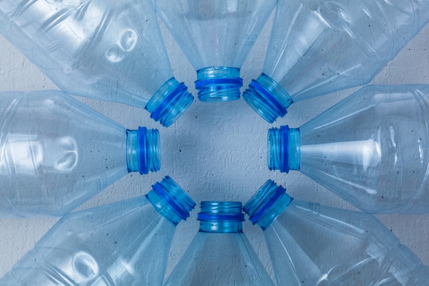 Bottiglie di plastica su sfondo bianco come simbolo di catastrofi ecologiche