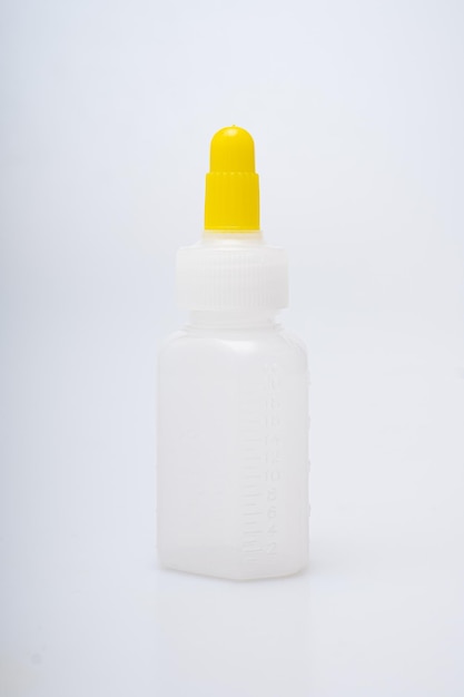 Bottiglie di pozioni mediche per bambini su sfondo bianco