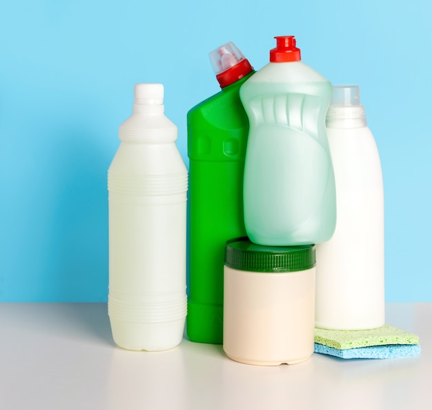 Bottiglie di prodotti per la pulizia della casa sull'azzurro