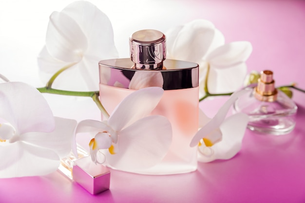 Bottiglie di profumo con orchidea