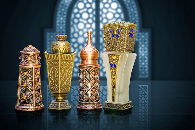 Bottiglie di profumo di bellissimo stile arabo islamico