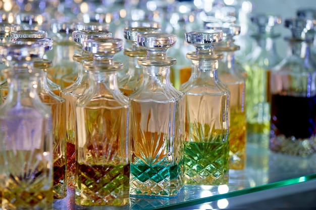 Bottiglie di profumo di vetro a base di oli Un mercato Bazaar Oli aromatici Profumo d'olio in vasi di vetro sfaccettato