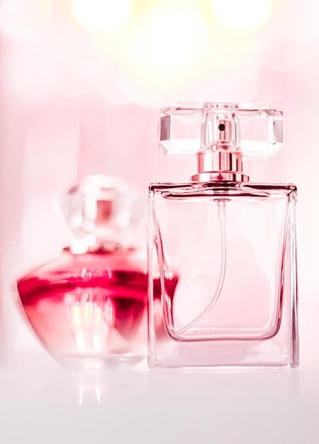 Bottiglie di profumo su sfondo glamour profumo femminile floreale fragranza ed eau de parfum come regalo di lusso per le vacanze cosmetici e marchio di bellezza presenti