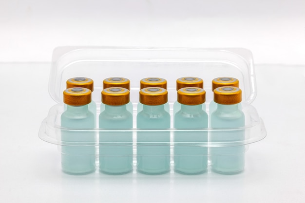 bottiglie di vaccino all'interno di una scatola di plastica traslucida aperta