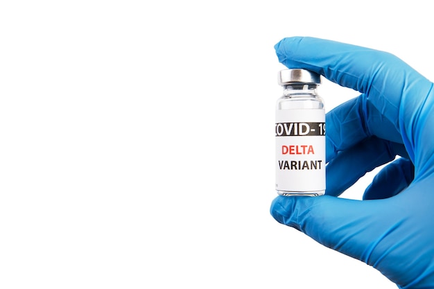 Bottiglie di vaccino covid - 19 variante delta, fiale di medicina e iniezione di siringhe isolate su bianco. Coronavirus DELTA 2019-ncov.
