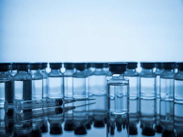 Bottiglie di vaccino e siringa per iniezione Medicino in fiale Fiale di vetro per campioni liquidi in laboratorio