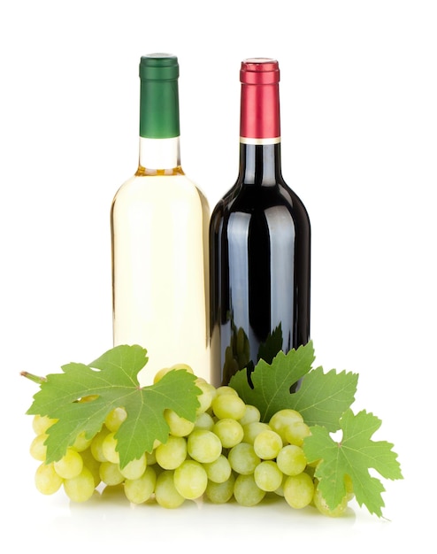 Bottiglie di vino bianco e rosso e uva