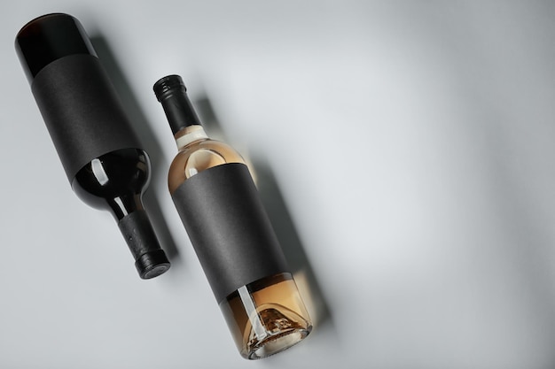 Bottiglie di vino con etichette vuote su sfondo chiaro Mock up per il design