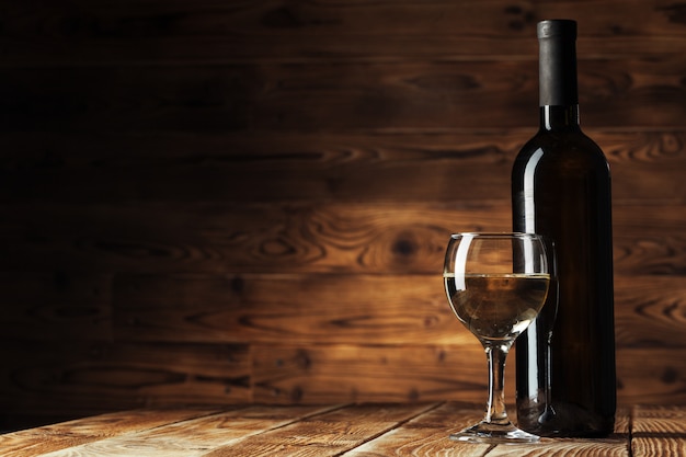 Bottiglie di vino con vetro, fondo di legno