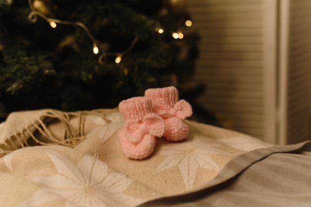 Bottini del bambino sul fondo del nuovo anno.