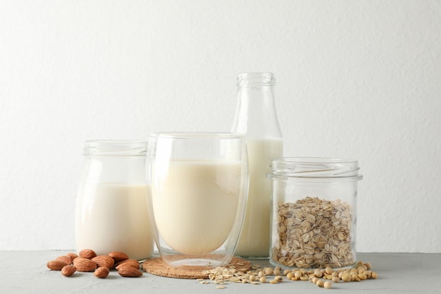 Bottino e bicchiere di diversi tipi di latte