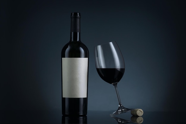 Bottolo di vino su sfondo nero