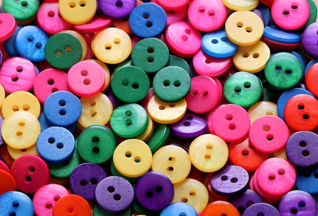 Bottoni in plastica colorata cucito