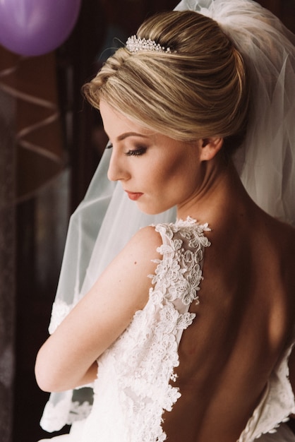 Boudoir della sposa. affascinante sposa al mattino in vestaglia si prepara per la celebrazione