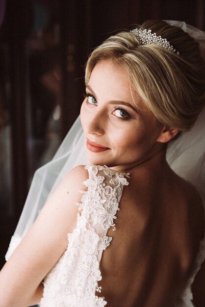 Boudoir della sposa. affascinante sposa al mattino in vestaglia si prepara per la celebrazione