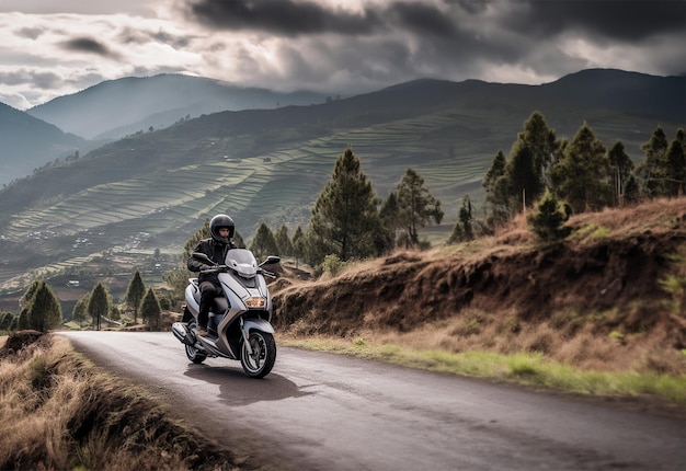 Boundless Horizon Journey Yamaha NMAX Rider sull'orlo di Dieng Plateau