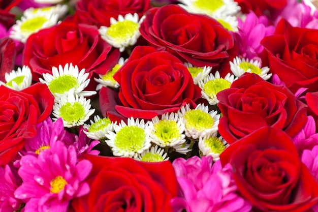 bouquet colorato di fiori che sbocciano nel mercato all'aperto. atmosfera tipica del fiore