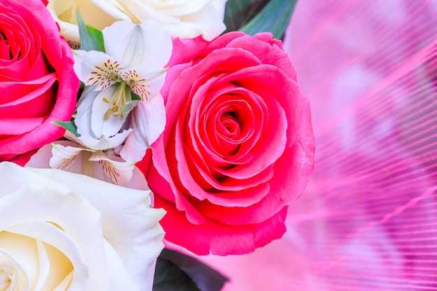Bouquet con fiori luminosi. Uno sfondo di rose floreali. Bellissimi fiori Un regalo per le vacanze.