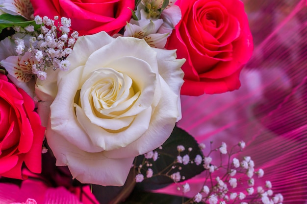 Bouquet con fiori luminosi. Uno sfondo di rose floreali. Bellissimi fiori Un regalo per le vacanze.