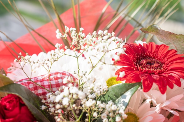 bouquet con fiori rossi primo piano