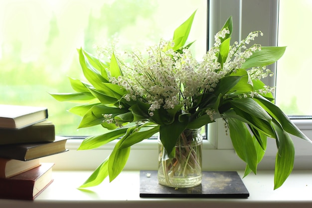 Bouquet con mughetti in vetrina e libri