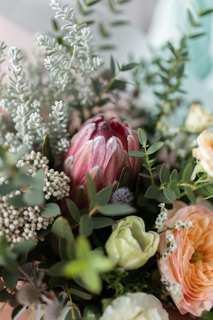 Bouquet con rosa peonia e protea