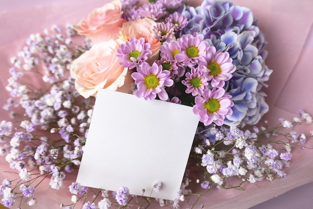 Bouquet con rose gypsophila crisantemo ortensia con biglietto di auguri vuoto