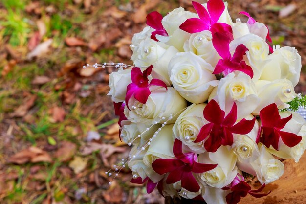 Bouquet con una varietà di bouquet da sposa di rose