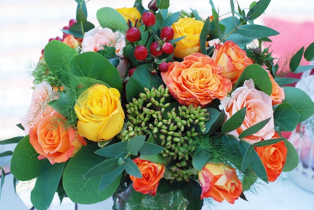 Bouquet da sposa, arancio per il giorno del matrimonio. Rosses arancione e piante verdi.