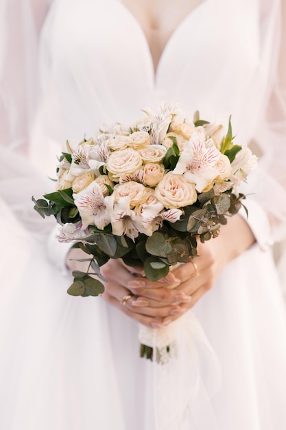 Bouquet da sposa bella nelle mani della sposa