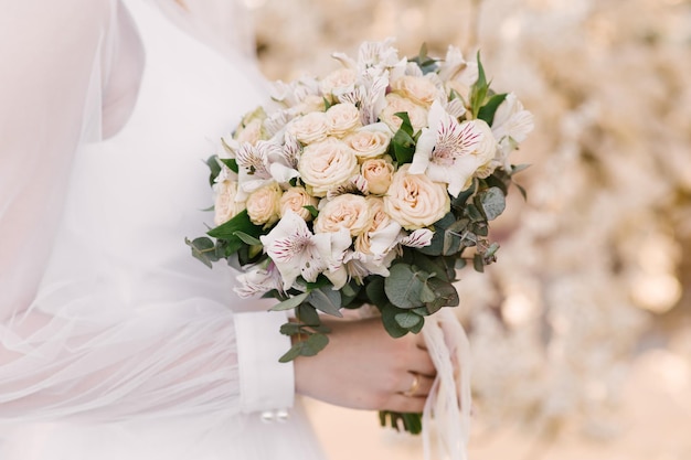 Bouquet da sposa bella nelle mani della sposa