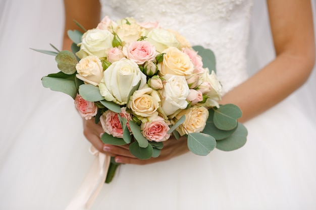 Bouquet da sposa bella nelle mani della sposa