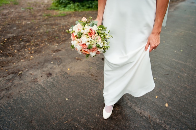 Bouquet da sposa bella nelle mani della sposa