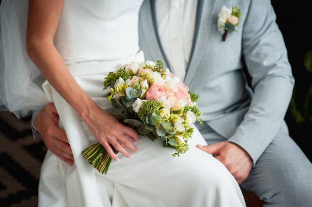 Bouquet da sposa bella nelle mani della sposa