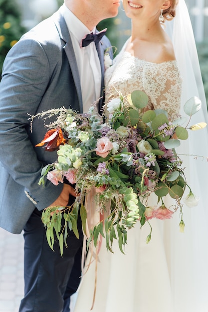 Bouquet da sposa bella nelle mani dello sposo