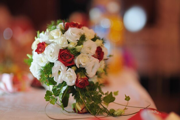 Bouquet da sposa bella sul tavolo