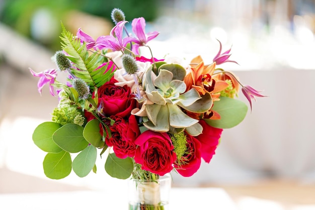 Bouquet da sposa. Bellissimo bouquet di fiori di rose, piante grasse, orchidee e cardi. Decorazioni per matrimoni. Messa a fuoco selettiva morbida.