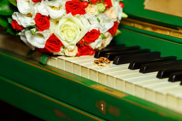 Bouquet da sposa bello e carino sdraiato sul pianoforte