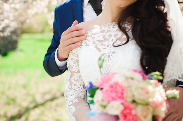 Bouquet da sposa, bouquet di bellissimi fiori il giorno del matrimonio