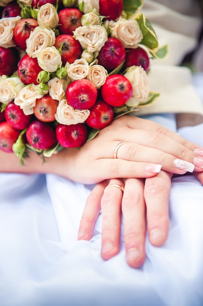 Bouquet da sposa, bouquet di bellissimi fiori il giorno di mercoledì