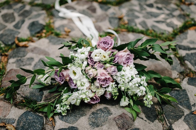 Bouquet da sposa colorato ed elegante di fiori su sfondo di pietra Bouquet della sposa in strada Nessuno
