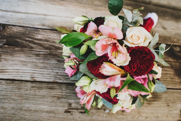 Bouquet da sposa con anelli su di esso, primo piano