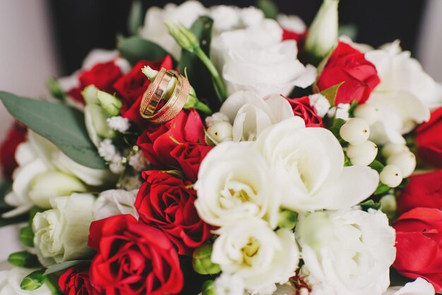 Bouquet da sposa con anelli su di esso, primo piano